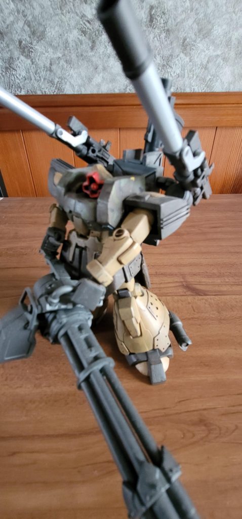 モノアイはミライトです。なんか迷彩塗装が、雑です。っていうか下手くそ過ぎます。なんかそれぽっくってなかなか難しいです。