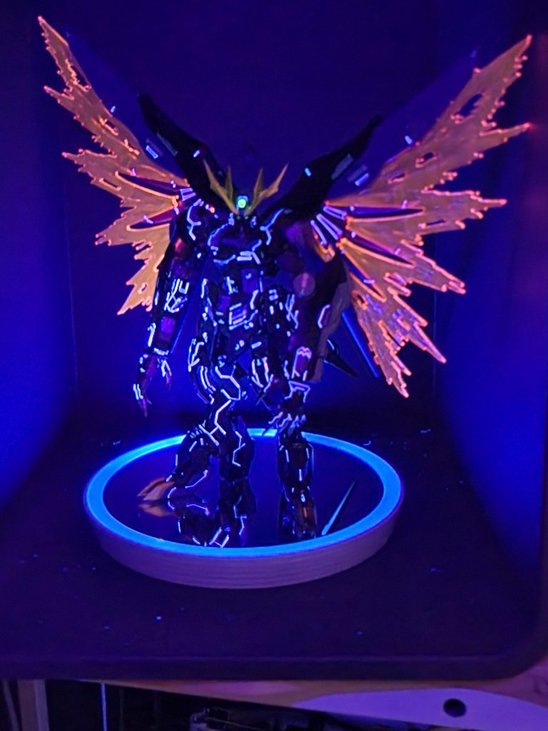 ピンぼけしてますが、スジボリに蛍光塗料でスミイレして、ブラックライトで撮影。