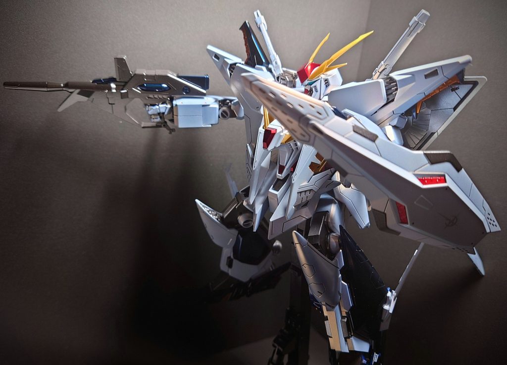 塗装関節部やグレイに見える部分にはスターブライトアイアンを、ヘッドと胸部のアンテナにはスターブライトゴールドを、それ以外には全てスターブライトシルバーを吹いてからそれぞれクリアカラーで色を出してます。下地は全てメカサフのSUPER HEAVY。