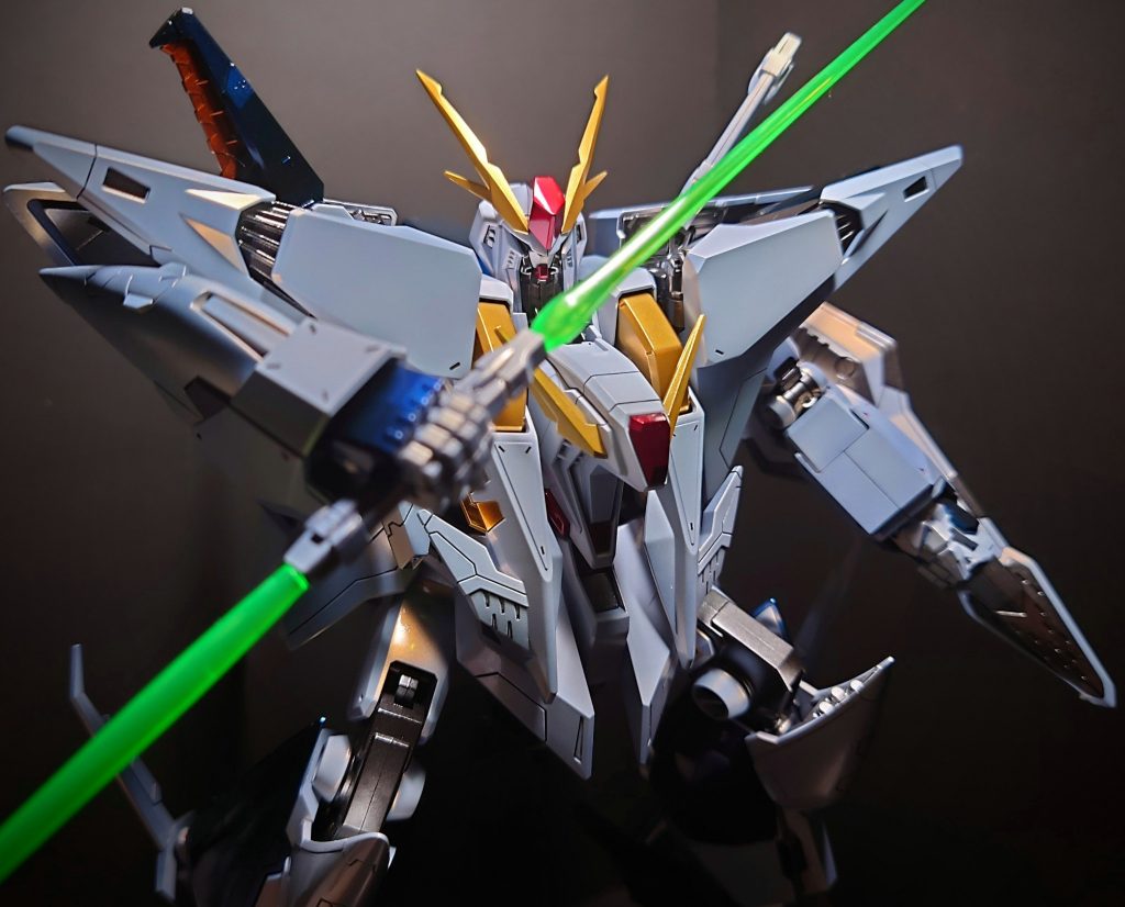 装甲メインカラーの白部分は前述の通りスターブライトシルバーの上にクリアホワイトを吹いています。光の加減で青からピンク、オレンジ等に見え、パールとも異なる不思議な色合いです。