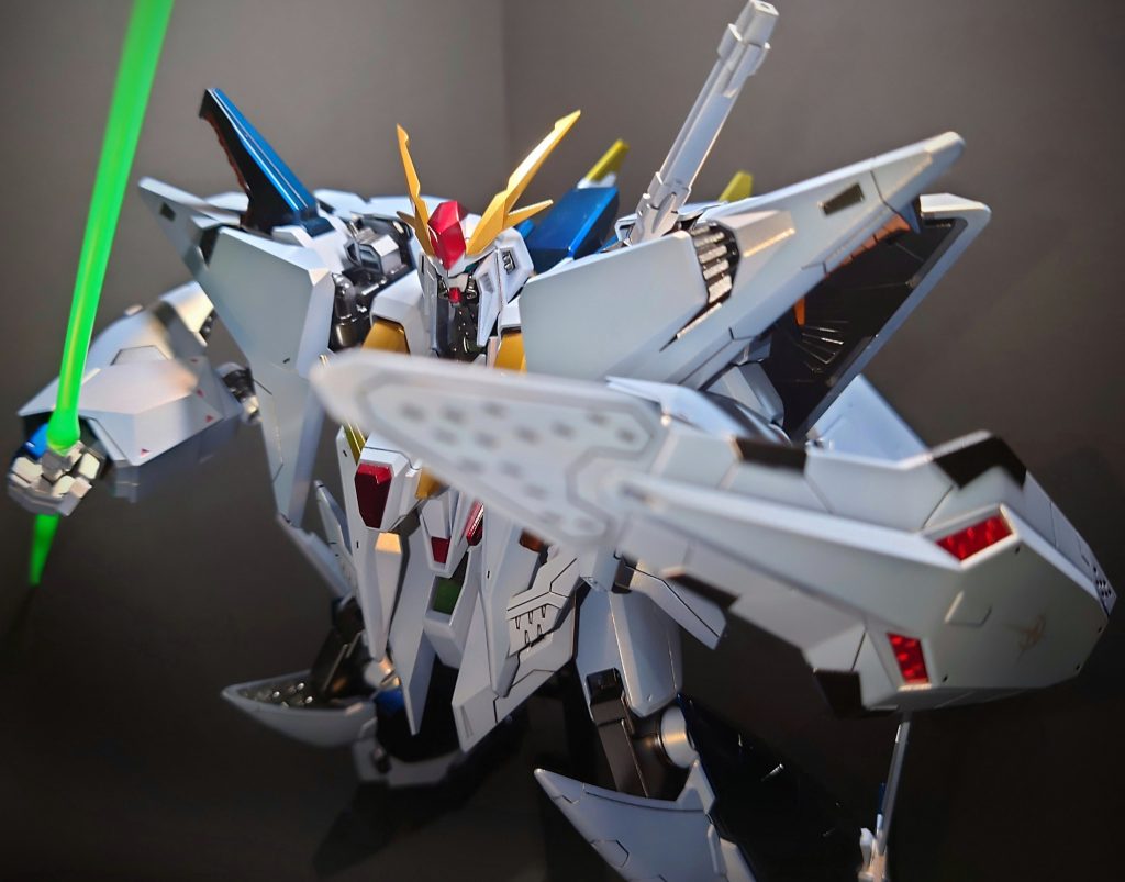 劇中では接近戦してるイメージまるで無いのですが、重量級のMSなだけあってシールド、ビームサーベルが似合います。ちなみにシールドにだけマフティーロゴのデカールを貼りました。恥ずかしながら海賊版の。正規のガンダムデカールが再販された暁には必ず購入して各所にデカール貼ることを誓います。