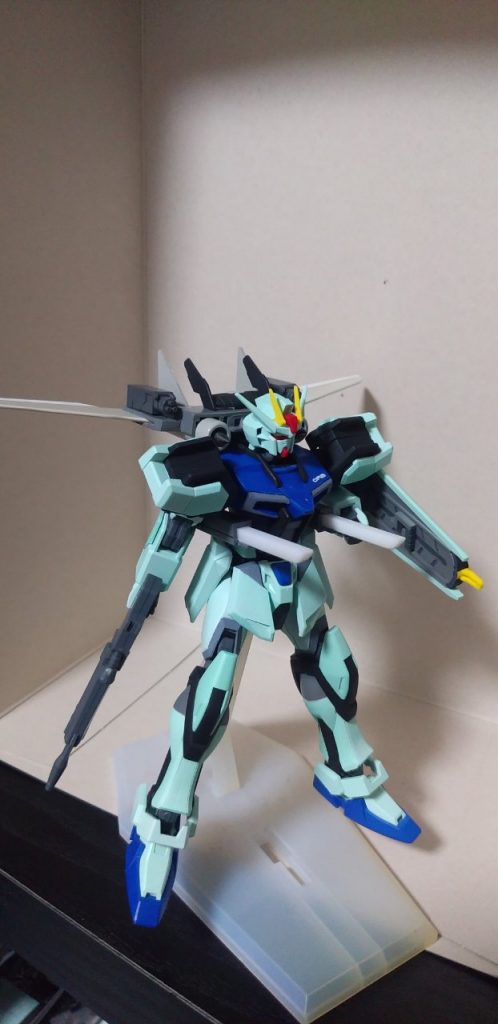 武装は頭部バルカン、ビームライフル、アーマーシュナイダーと、ストライカーパックにあるガトリング、ショートレールガンです。