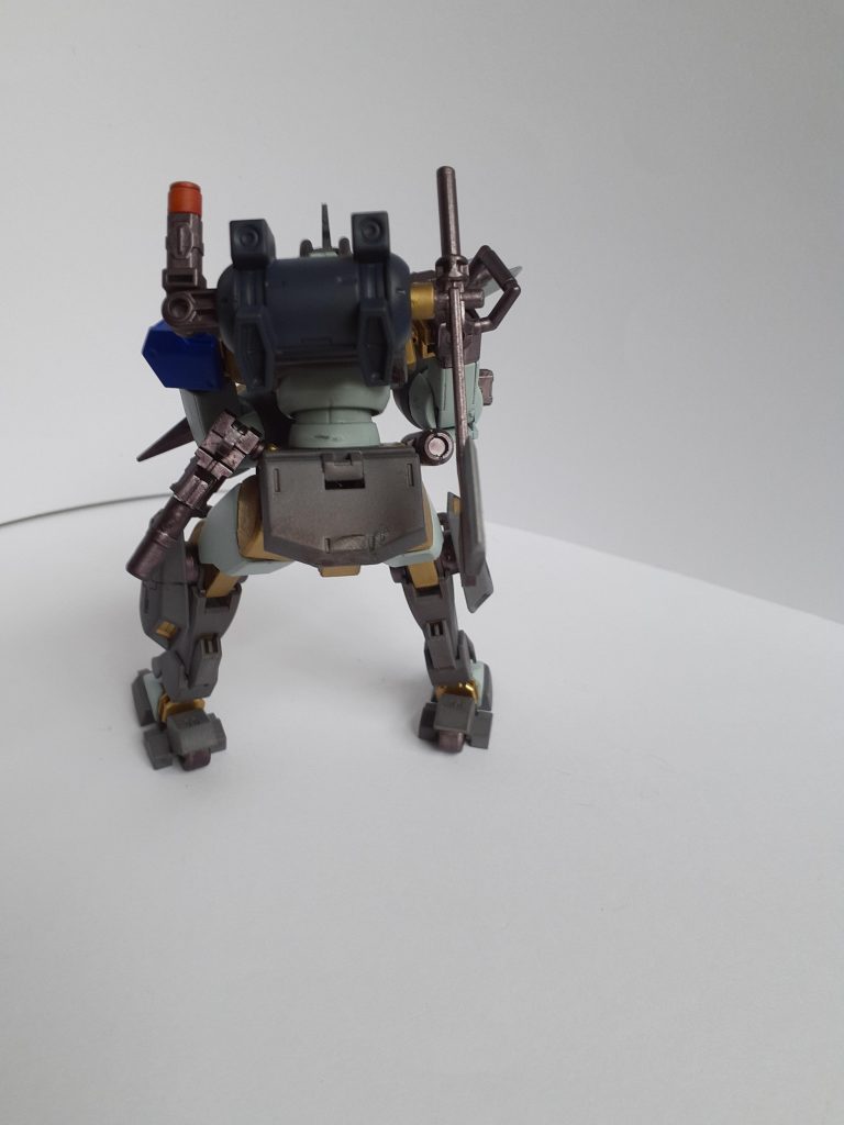 背中には、グレイズの斧に索敵用のアンテナをつけました、アンテナは３０MMやビルドシリーズのパーツで作りました。