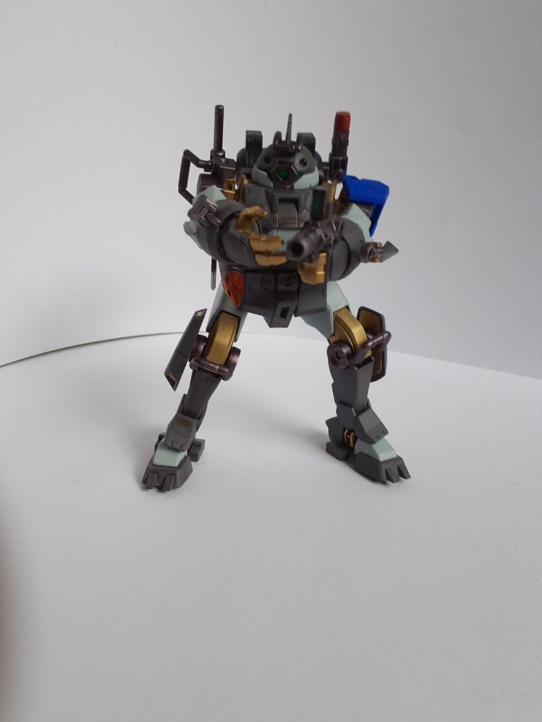 拳銃を構えるポーズ。