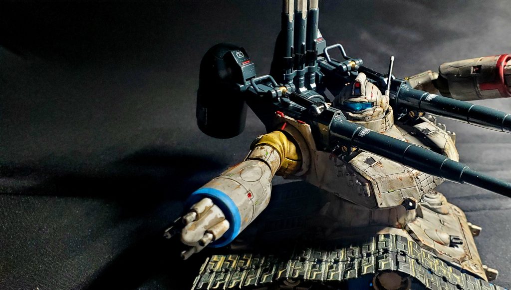 腕は左右非対称のディティール、塗り分けをしております。