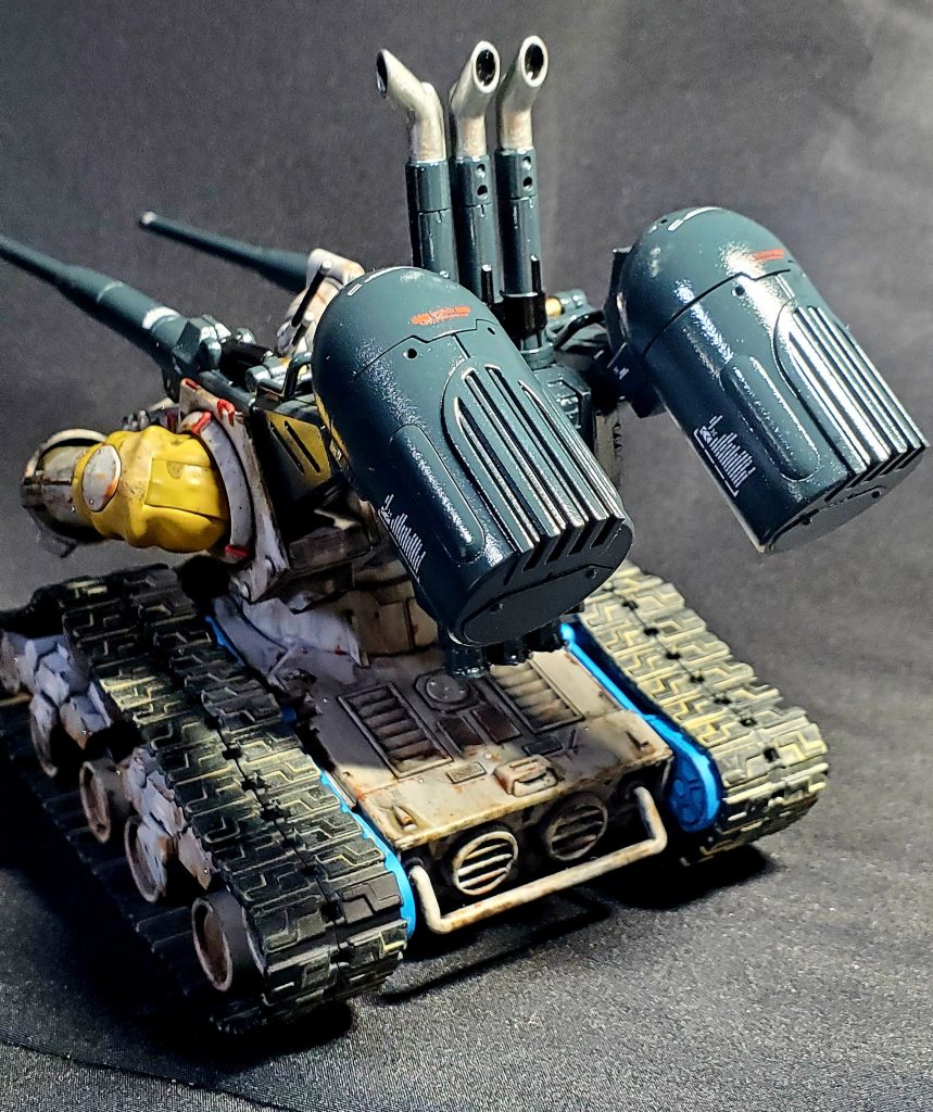 今回改造として、砲の冷却設定である冷却タンク一個しか付いておらず、砲×2ならタンクも2個付ければ砲の連射速度も上がるんじゃないかと思いとりつけました。なんと元キットに最初から2個ついているので今回の改造をバンダイは予想していた、、、?