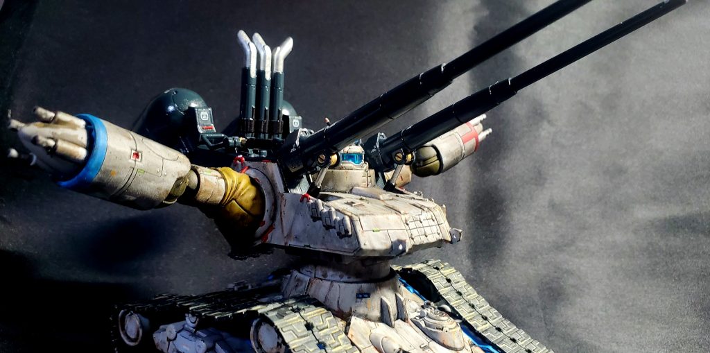 砲身が上下に動き、連動してシリンダーが動きます。カッコいいです。