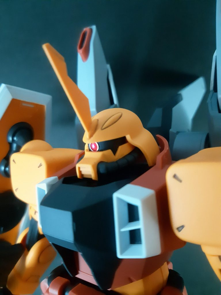 モノアイはハイキューパーツを蛍光ピンクで塗装して使用。そのまま貼り付けだとヘルメットに当たるので、ドリル＋接着してます。