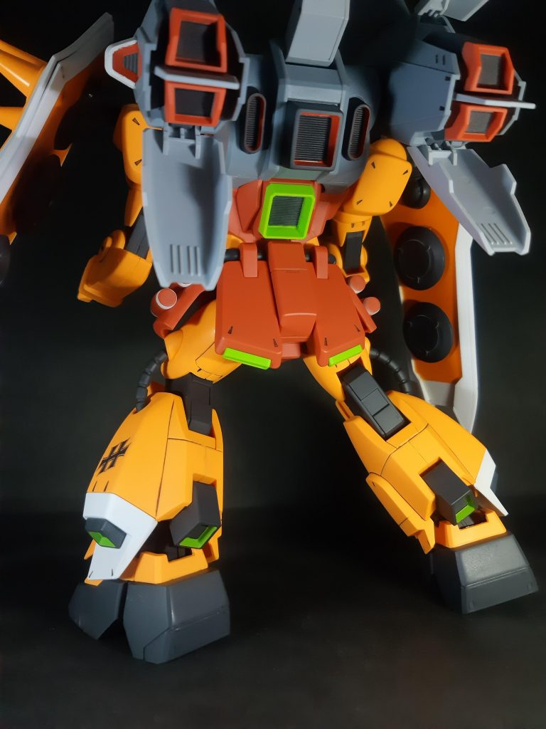 スラスターもマスキングテープやマスキングゾルで塗装しました。このカラーリングのせいでMGが出ないのかなぁ。