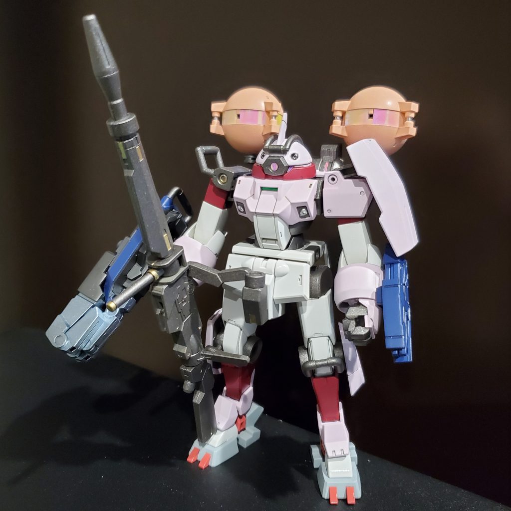 【設定】よりチュチュらしさを出すべくニカに追加武装を依頼。まずはチャームポイントのボンボンヘアーをエネルギータンクで表現。キラキラしてるところで太陽光充電も出来ます。これにより長期戦への耐性が大幅に向上、追加武器によるエネルギー必要量の増加にも対応。元々のカスタムコンセプトである長距離支援のみでは相手に接近されると厳しかったことと、チュチュ本来の戦闘嗜好を考慮し、大型クローシールドなどの近接武器を追加した。