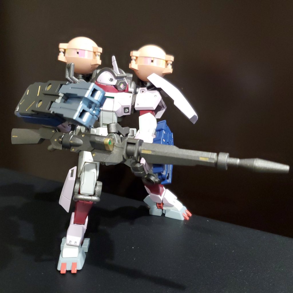 まずは遠距離から戦闘開始。エネルギー供給ケーブルは股間からの接続アームに内蔵した、ということで。ライフルのレンズはレジンしてます