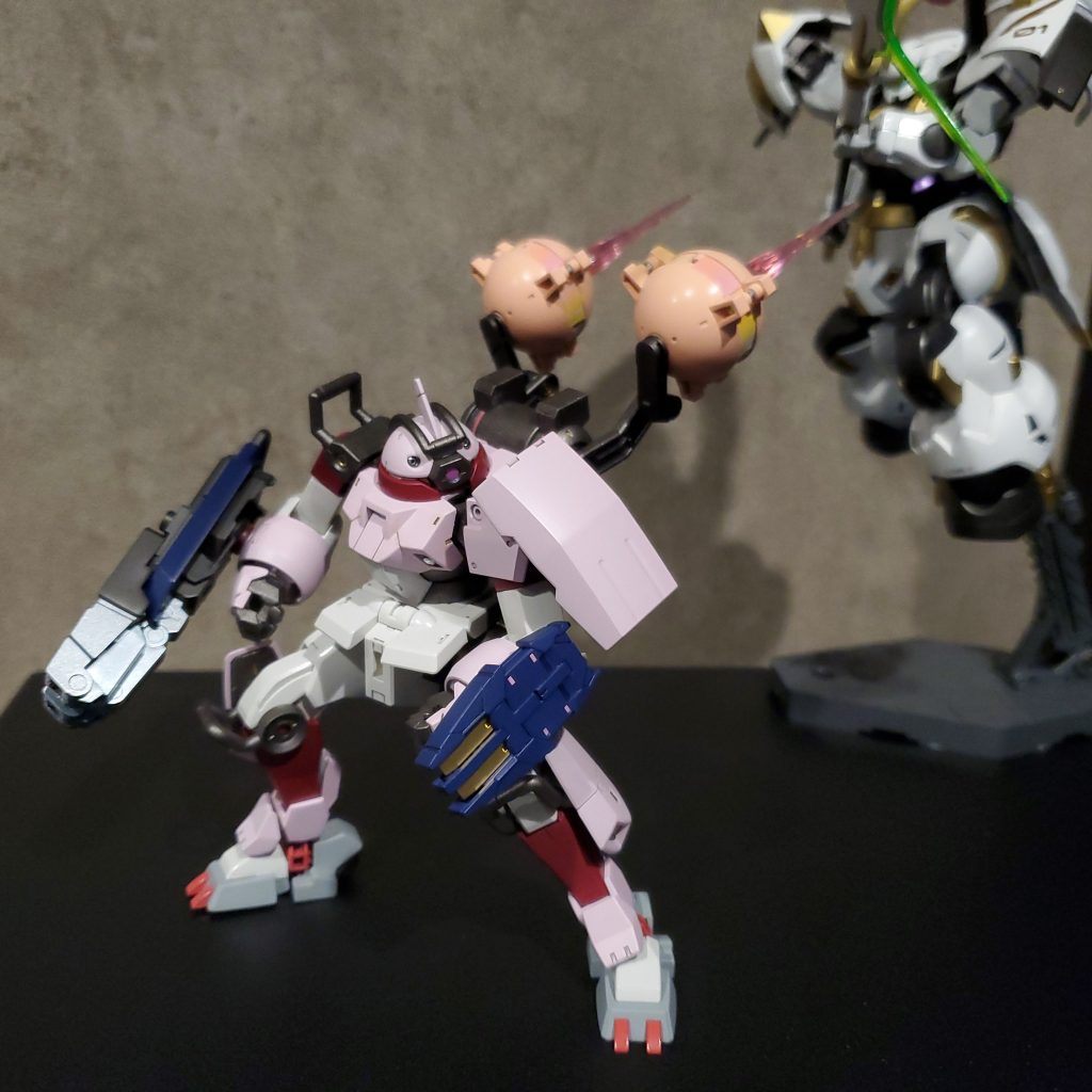 後ろをとられても！ボンボンは飾りじゃない！とアームで方向調整、噴出口からビームスピアでハリネズミ的対応が可能です。そのあと反転してクロ－で攻撃です！