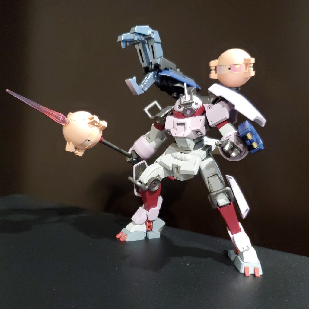 ボンボンは手持ちのビームスピアにもなります！エネルギータンク直結なので、ハイパービームサーベルのように刃をでっかく出来ちゃいます！クローはバックパックのアームに移してサブアーム展開。最終的にオールラウンダー仕様になりましたがチュチュなら乗りこなしてくれます！