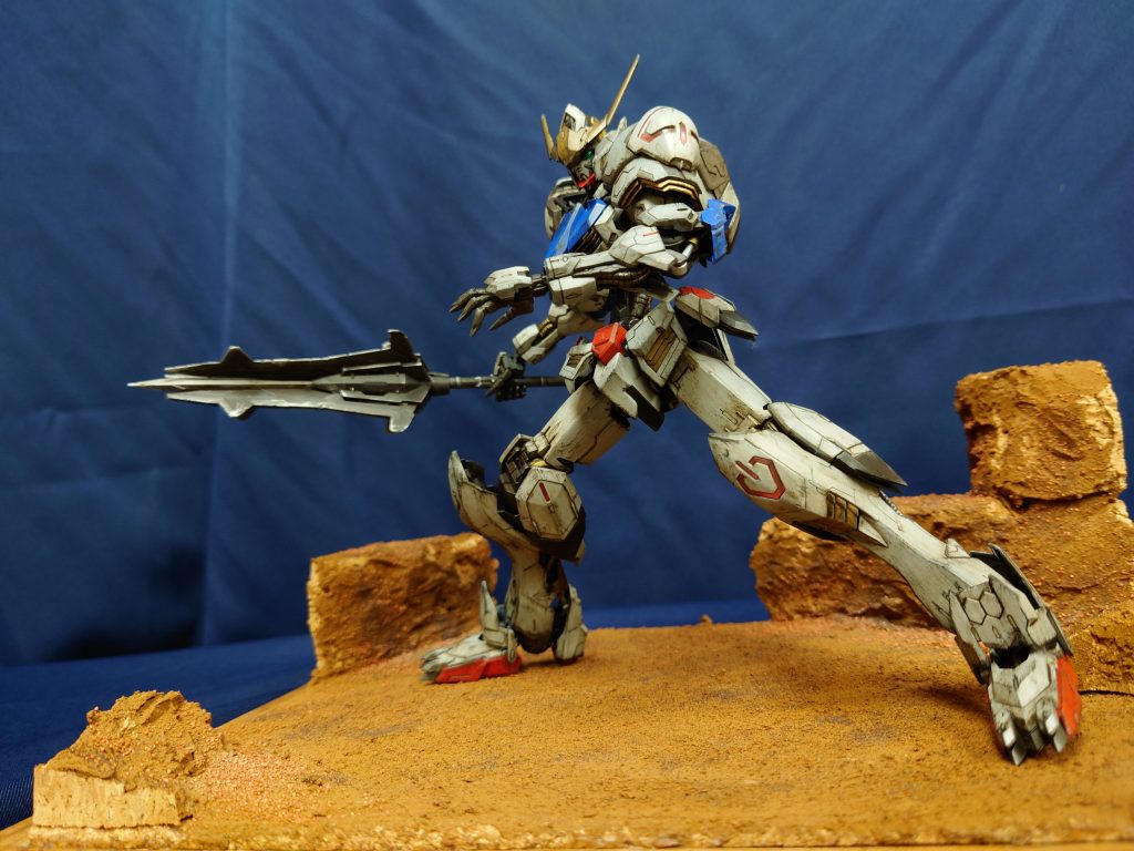 今回は雰囲気を出したいと思ったので、ジオラマっぽいディスプレイも作成してみました。実は初めてこういったものを作ったのであまり自信はないんですが、火星の大地や荒野っぽい感じに見えていただければ幸いですちなみに、製作はコルクボードとコルクブロックがメインで、外側の木枠は友人からもらった額縁です。そこにタミヤの情景テクスチャーペイント(ブラウン)を塗り、その上にホームセンターの趣味コーナーに売ってたサンドパウダー2種(粒子の細かいのと荒いの)を振り掛けただけのお手軽作製です