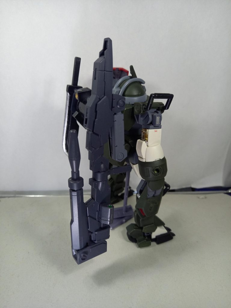 大型ビームライフルは後部をジャンクパーツで大きくし、折り曲げられるようにした。