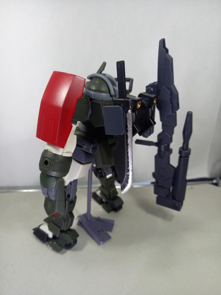 気がついたら左肩が赤くなってた。足首は延長パーツを外して直接装甲パーツを貼ってます。