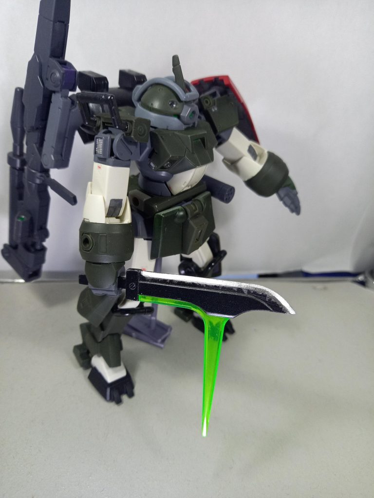 ディランザのパーツを使って背からビームアックスみたいなものが出てくる。