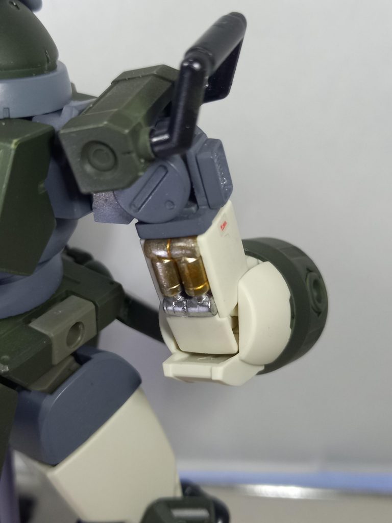 強化した腕で大型ビームライフルを扱える。脇の下にプラ板を貼ったことで正面からの印象が変わりました。