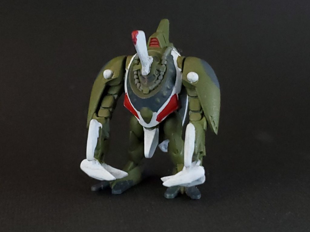 爪先が丸っこかったので削ってシャープにしました。