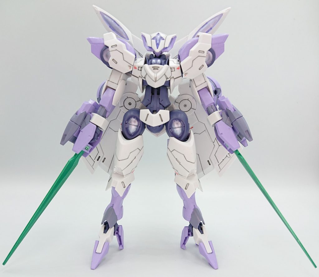 フロントビュー主に白いパーツにスジ彫りを追加していることが解る。