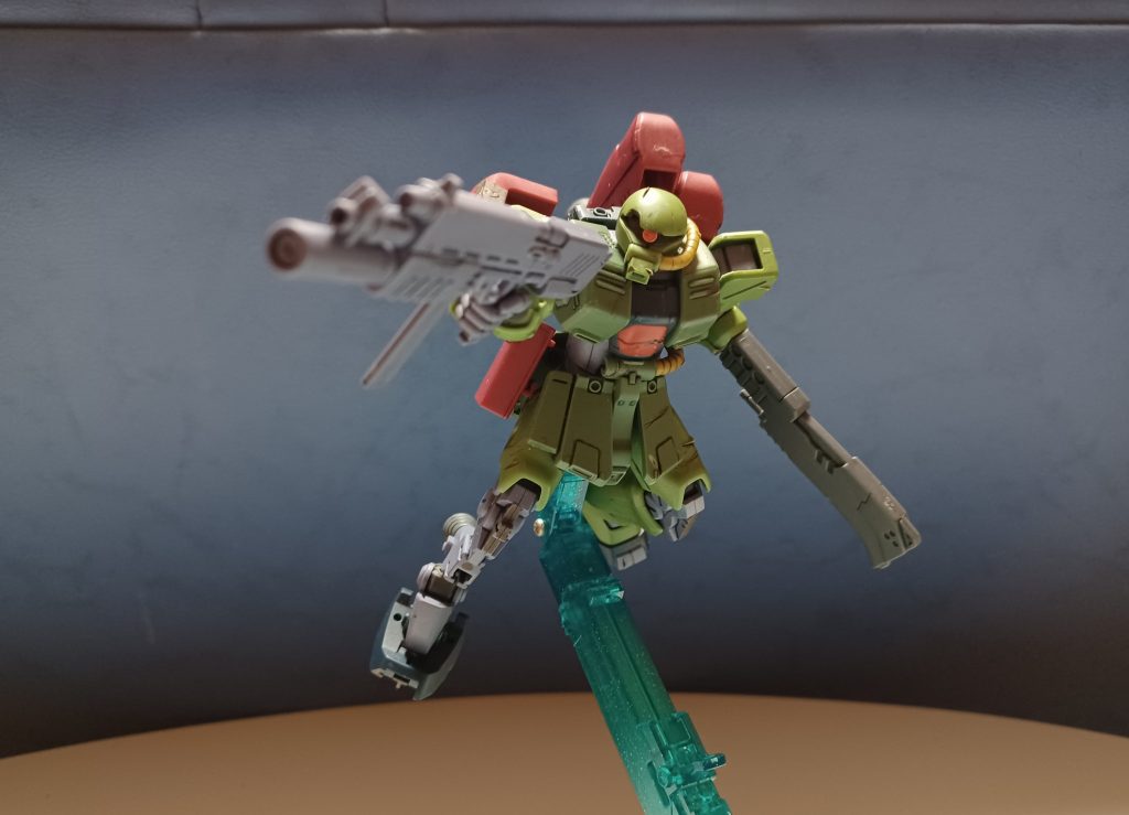 マシンガンを構えて。地べたよりも、ディスプレイした方がかっこよく思います。