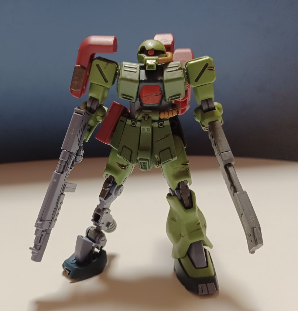 正面から。いかにも無理やり動かせるようにしました、という見た目がかっこいい。元々なかったパーツを中心に、所々パーツを欠損させています。特に右足が好き。