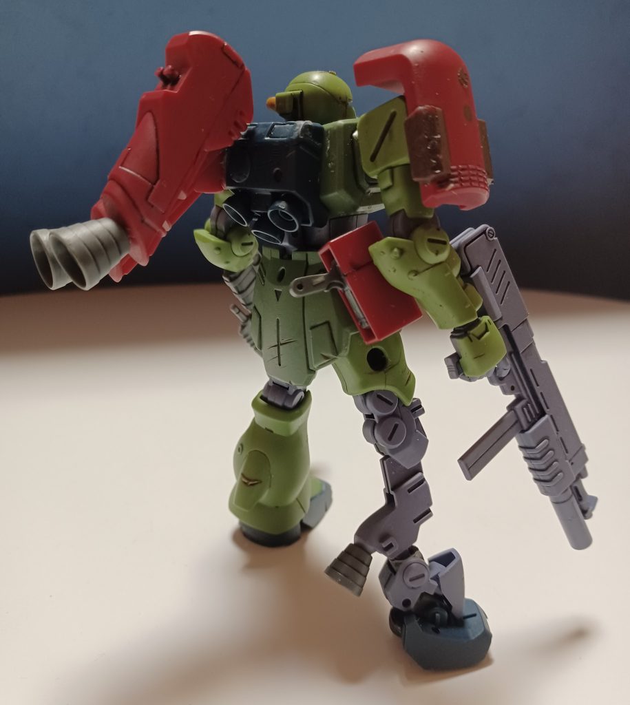 背面。アメイジングザクのバックパック等を取り付けています。ジャンクに入っていたものを主に付けています。(接着跡があったので、元々は付いていたのかも？)