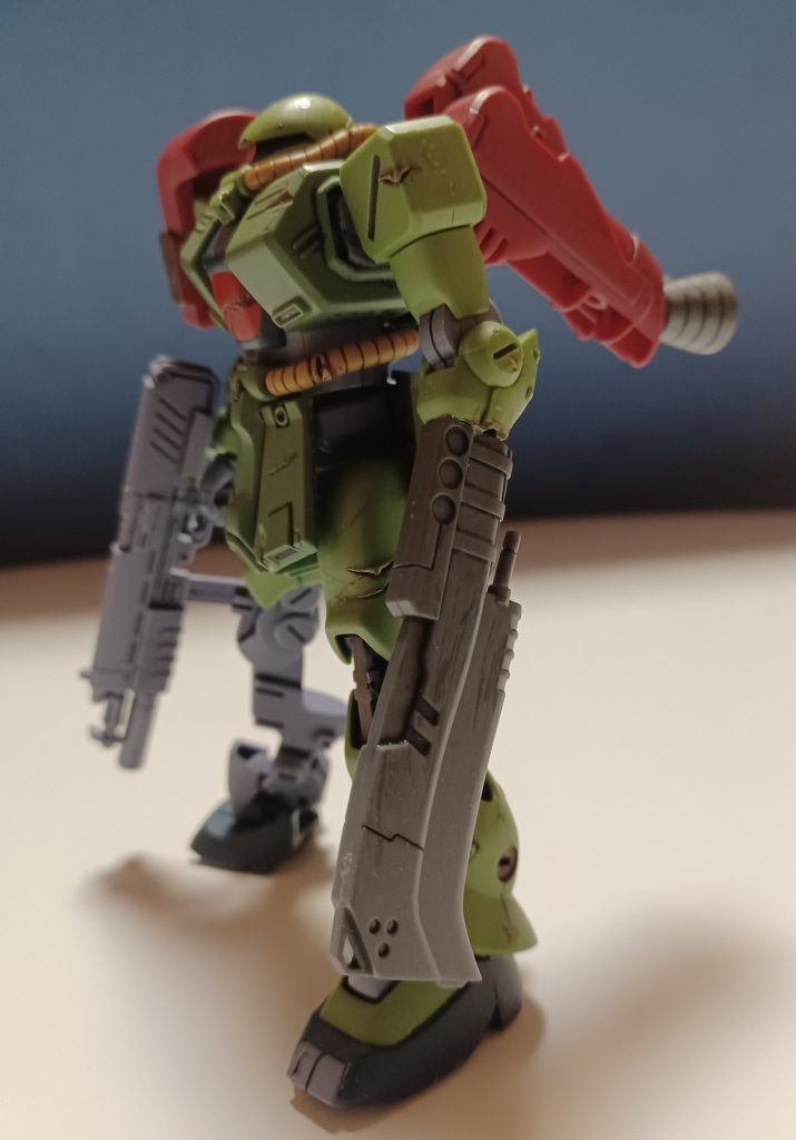 側面。特徴的な左腕の鉈パーツ。これは最初からついていたもので、調べてみるとコトブキヤ製のパーツのようです。まさしくリペアって感じです。