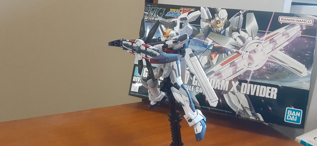 ディバイダーは設定通り塗り分け、ただ整形色で紺色の部分をガンダムカラーのメカグレーを筆塗りしました。あとスラスターのポリキャップが丸見えだったのでビルダーツパーツで目隠し、エネルギータンクも合わせ目処理してます。二の腕の上部分にビルダーツパーツのスラスター半分にして貼り付け