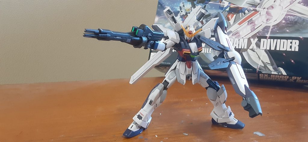 改修機体感を出したくて肩アーマーをプラ板0.3ミリでディテールアップ、腹部が寂しかったので横腹に縦筋モールド、アンクルアーマーの上部分真ん中削って形状変更あとは機体各部を薄いグレーで塗り分けて情報量アップ、機体本体の紺色部分を水性のガンダムカラーのティターンズブルーに塗り変えてます。ライフルとバズーカは合わせ目処理と好みでMsカラーの水性メタルブラックで塗装カートリッジみたいな部分グレーで塗り分けてデカール貼りました。関節も同じメタルブラック塗ってます。