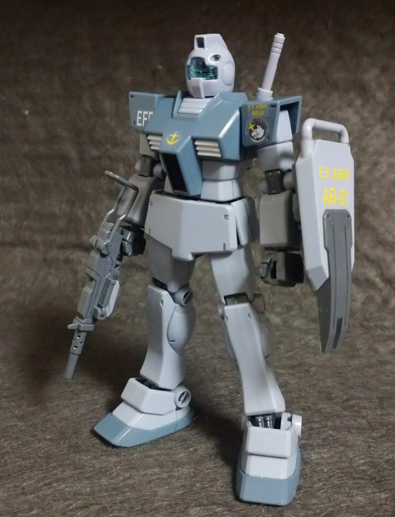 ほぼスミ入れのみで仕上げてます 塗装は足首の関節と手首のガード部分､コックピット部分のみです