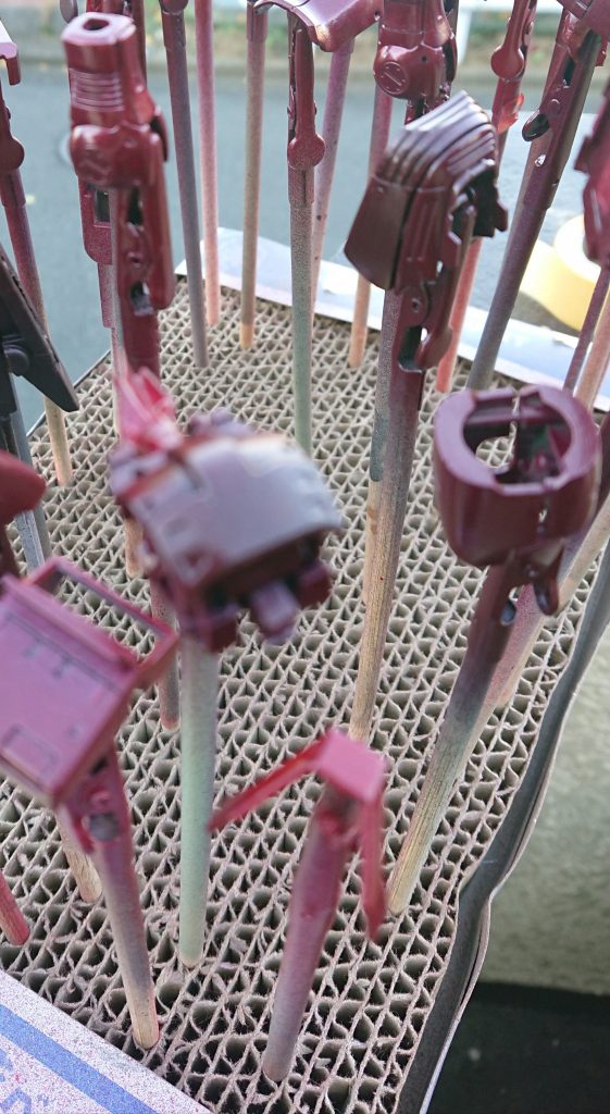 加工に飽きた頃、 また塩ゴッグの時と同じ事を...①サビ色を塗装(在庫缶スプレーから選びましたが、選択を誤ったようです...アメリカザリガニのような色に...)②ケープ吹き付け...(どの程度の吹き付けが適正なのか分からないまま...)