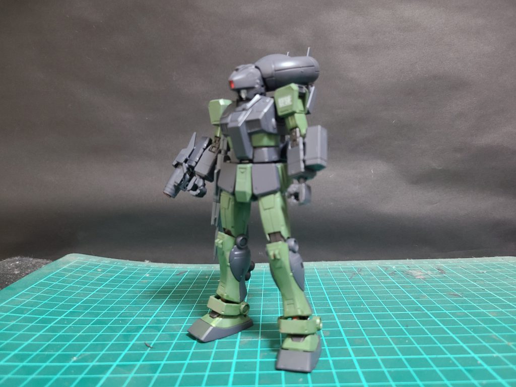 RGM-79の中でも「前期生産型」と呼ばれる機体。連邦軍の戦力建て直しのために極短期間での大量生産を実現する都合上、コストを度外視したガンダムと比べて徹底的なコストダウンがなされている。設計が簡素であることから様々なバリエーションが生み出され本機はそのビリジアンハウンド隊にカスタマイズされた機体である。本機は別動隊の前髪で顔の反面を隠した隊員「ハウンドρ」の搭乗機である。頭部は背部の大型レドームと連結させるため大幅な改修が施されジム系列の中でもガードカスタムタイプの頭部を採用している。背部の大型レドームユニットは長距離の敵機の感知、分析、また機体によるがハッキングし敵機の機能を一部停止させることもできる。しかし機能が豊富なため小型のレドームになるはずが肥大化しすぎて重量が重くなってしまい機動力も大幅に低下している。右腕のレーザーサーチャーはレドーム内の分析した情報を味方機に送信するために使用される。武装は機体の重量が重いせいでナイフ付きE-2ビームガン、左腕ペイント弾であり戦闘能力がほぼ皆無である。そのために護衛機を側につける必要がある。さらにレドーム起動してる最中は全く他の動きをできないので敵に狙われれば何も抵抗出来ずに撃破されてしまう危険がある。下手をすればデメリットがあまりにもでかすぎて常にパイロットの生命が危うい機体でもあるが、部隊の「目」として大いに活躍できる機体でもある。コンピューター技術、ハッキング技術に適した「ハウンドρ」以外使用できない専用機。ビリジアンハウンド隊のジムのカスタム機の中でもTYPE2型である。