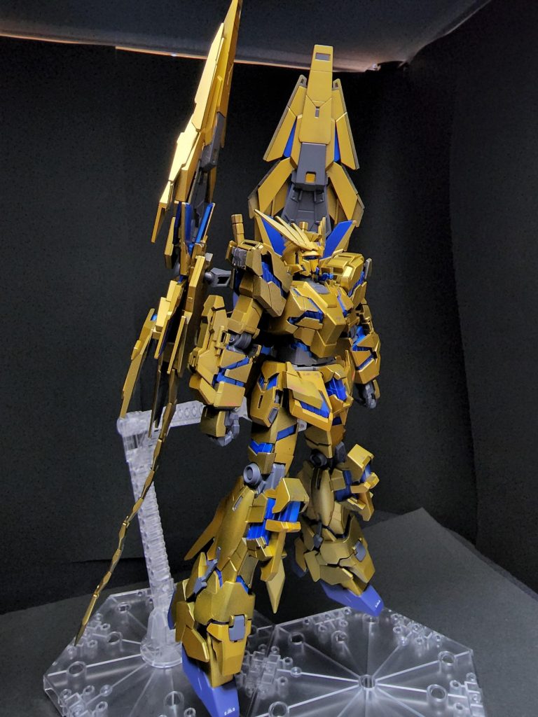 ざっくり紹介本体色はガイアノーツのスターブライトゴールドにクリアイエローを少々サイコフレームはクレオスのブルメタにラフシルバーとガイアノーツの蛍光ブルー少々を白立ち上げで軽くグラデーションをかけたつもりです…