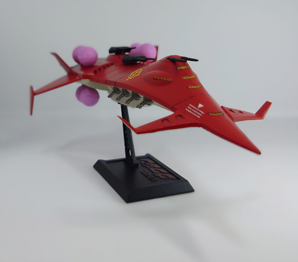 下面に装備されているビーム砲ですが初期破損していたものがあった為、左右で一門ずつディテールパーツに置き換えました。艦内に格納されている、という事で…