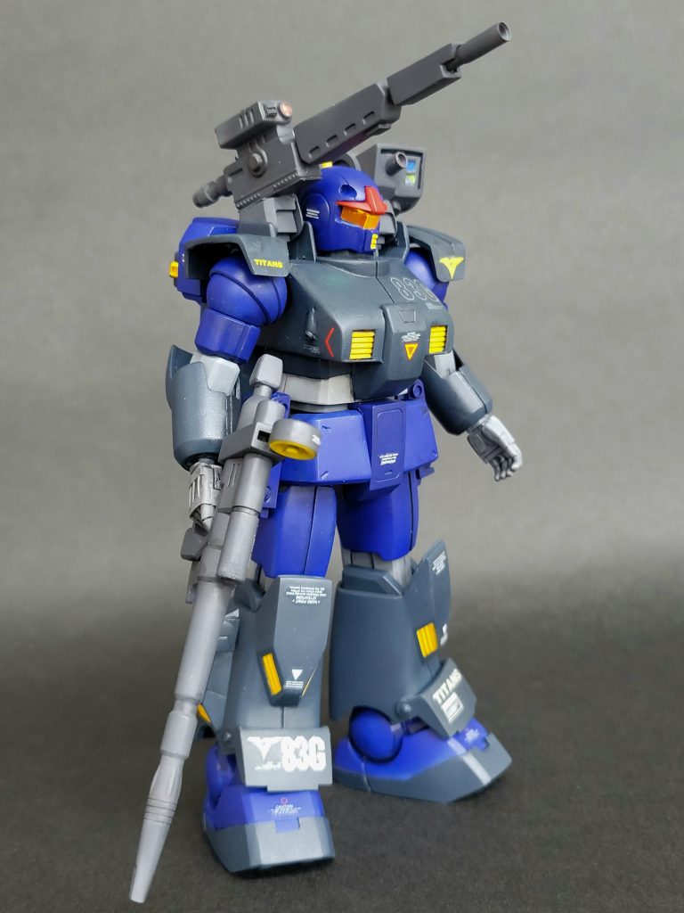 HGUCに所々旧キットを移植して制作。胴体中央、股関部、サイドアーマーのファイアナッツ、すねはそのまま接合。