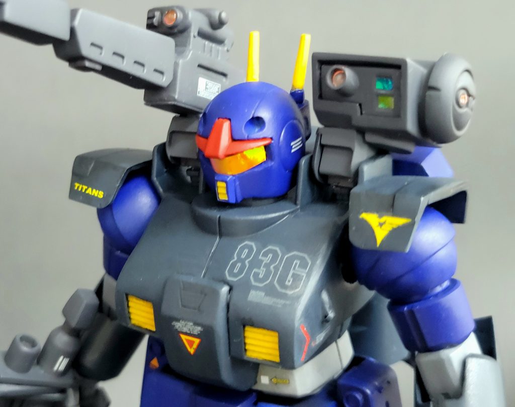 頭部はHGUCのものをベースに、頬はパテ盛り、口部はスラスターパーツで表現。 センサー部もクリアパーツに置き換え。