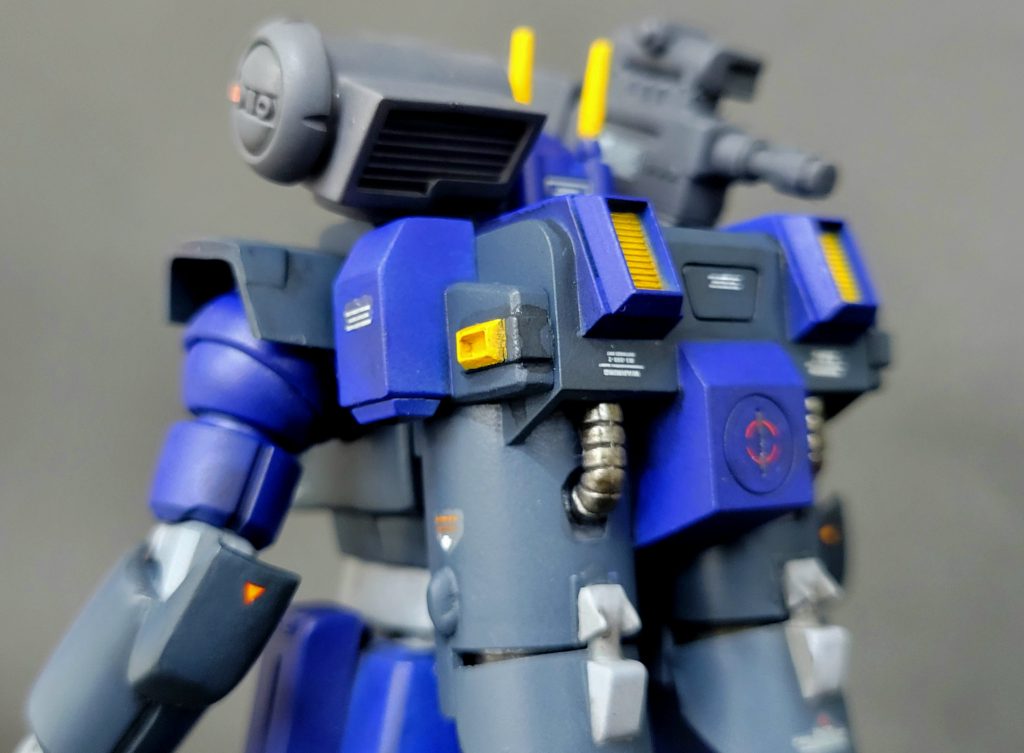 バックパックのスラスターも別売パーツに。空間戦闘を考慮して、サイドにもミニスラスターを増設。青部はタミヤのフラットブルー。グレー部はクレオスのネイビーブルー。間接部はタミヤ ニュートラルグレー。武装はタミヤ ジャーマングレーを使用。