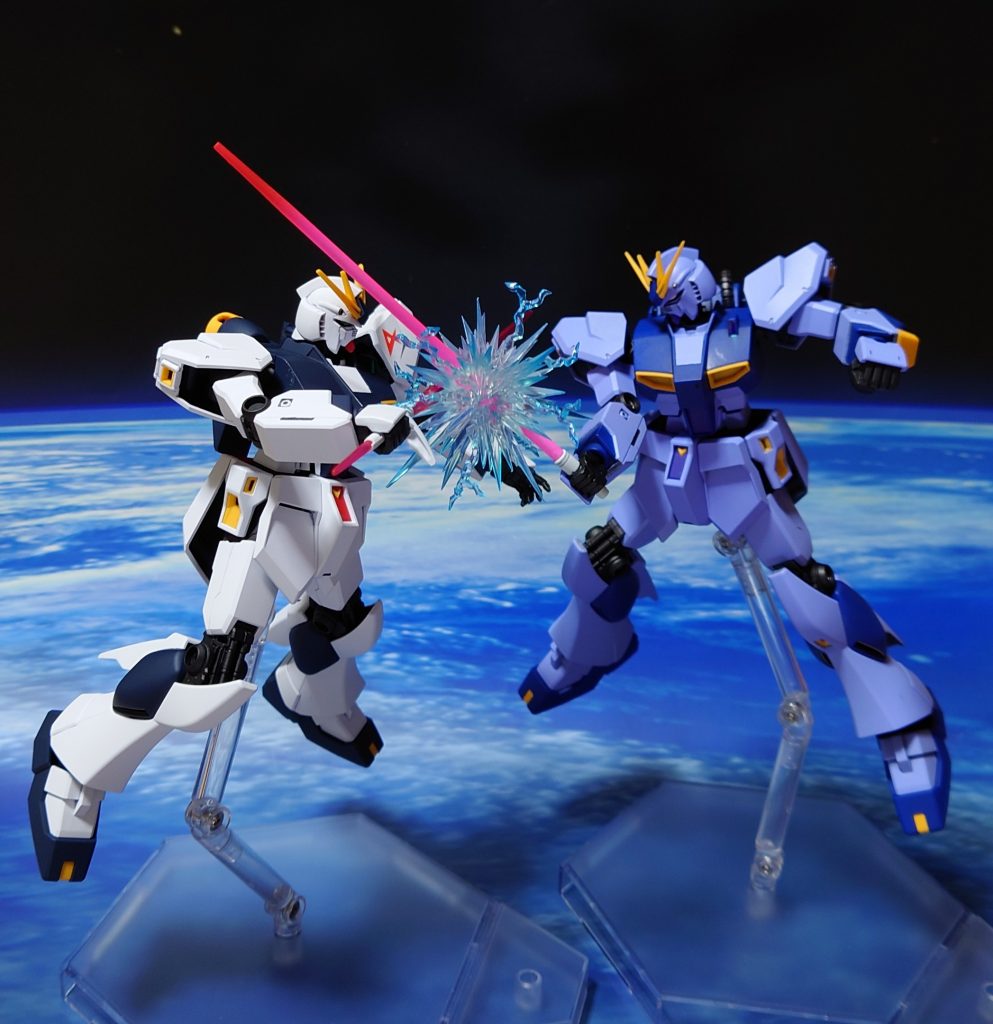 ロンド・ベルカラーのνガンダムと対決すると、ガンダムお馴染みの“奪われた2号機”の感じに。