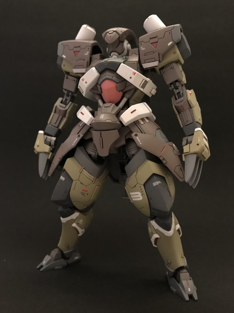 いくつか改造案を考えていたんですが、結局微改造くらいになりました。素のデザインが完成度高すぎて付け入る隙がない！　独特の寸胴体型が最高です。それでも我を出そうと色変えや武器改造で見立て風に仕上げました。