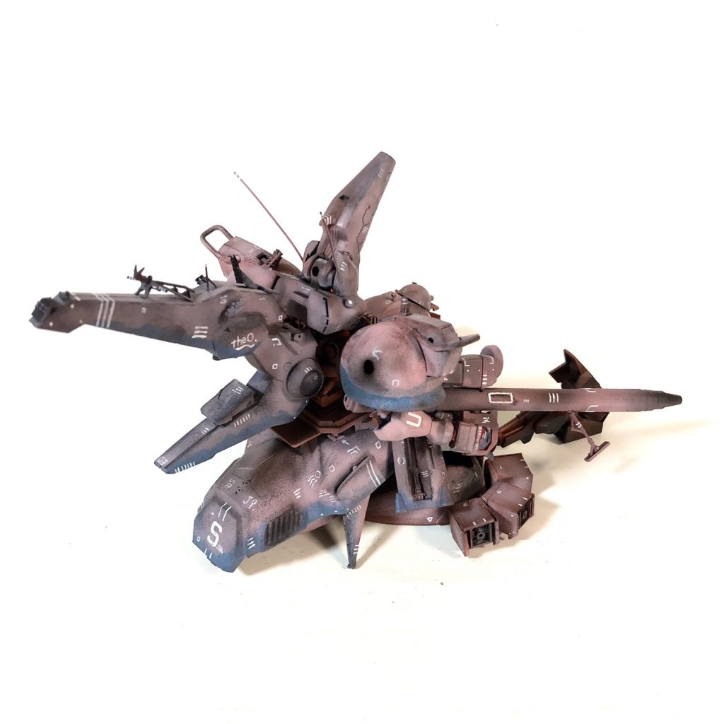 うしろ背部に伸びた「ブリッジ」と称されるセンサー集合体はあらゆる電子戦に特化。強力なハッキング能力を持ち世界の金融機関にも潜入出来る。