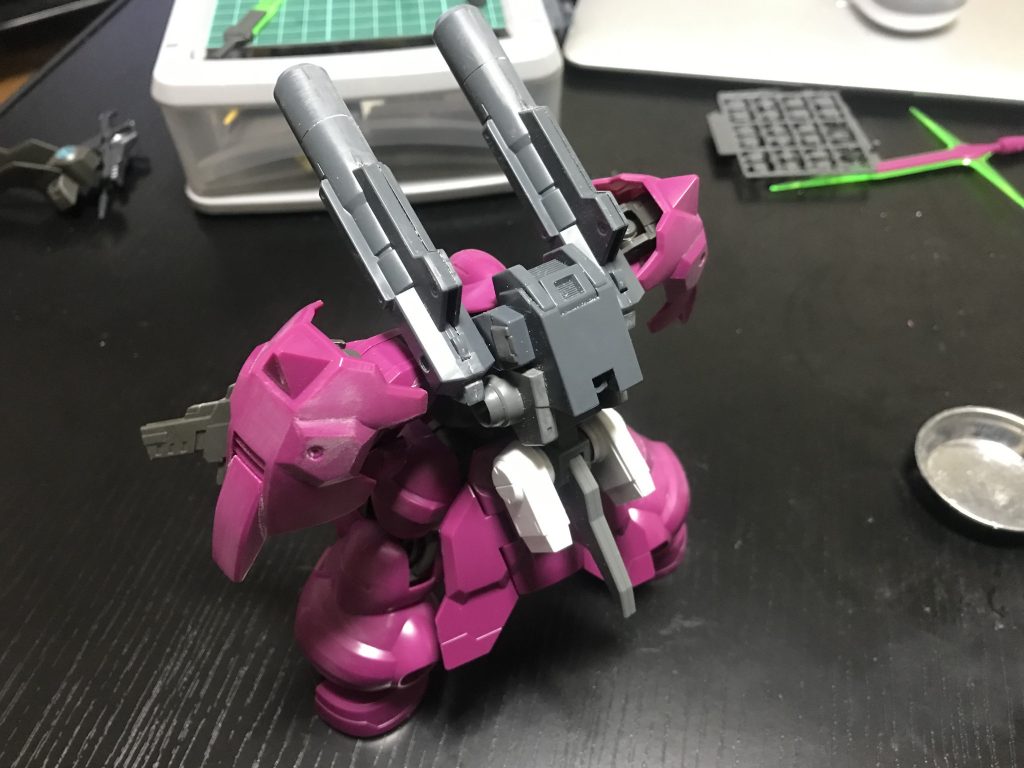 最後に改造工程です。今回はお手軽改造ですねー。まずGNヒュージキャノンを背負えるようにザラキエルとEG-SRのバックパックを合わせてゴツくしてます。おっきいキャノン背負うんですからバックパックもゴツくしないとね!('∀`)