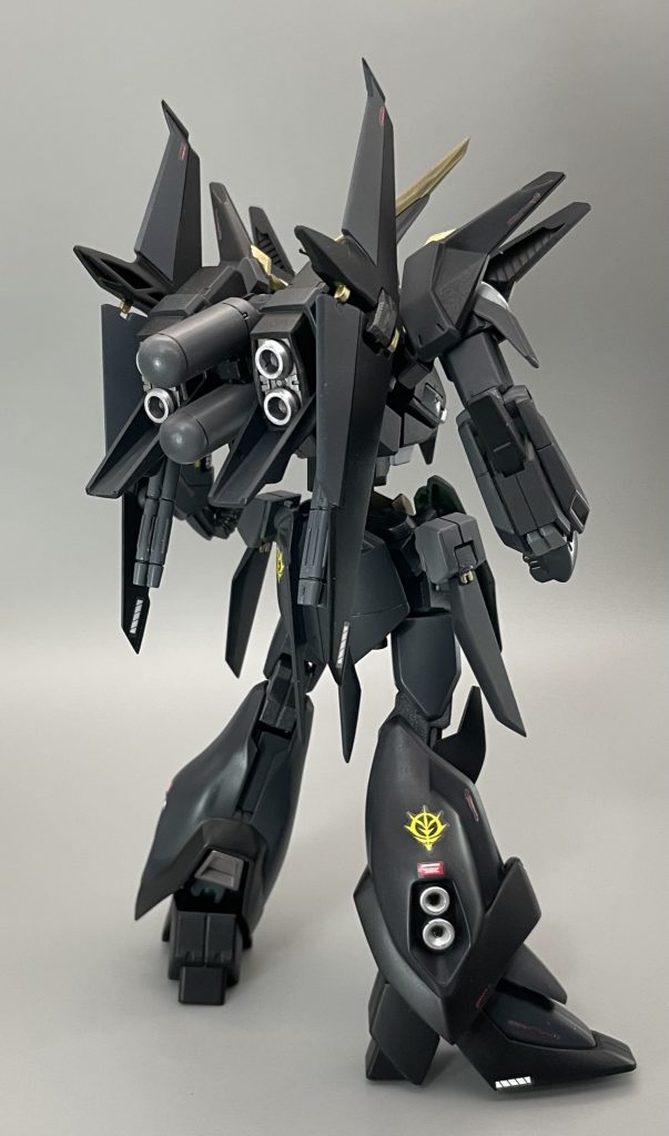とはいえ、コーションデカールの位置などはさすがに覚えてなかったので先に作っておいたバウを見ながら貼っていきました😌