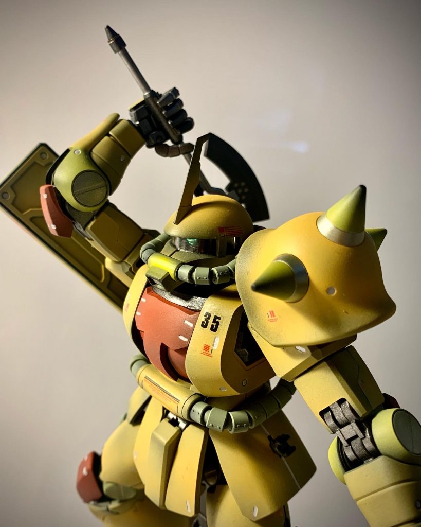 振りかぶり。ヒートホークは刃の部分の面積がビームサーベルより小さいので良く振りかぶっていますよね。これがまたカッコイイんですけどね。ククルス・ドアンの島を見てめちゃくちゃ動くザクのカッコ良さをしれました。獲物が近接一筋なのも新鮮でした。