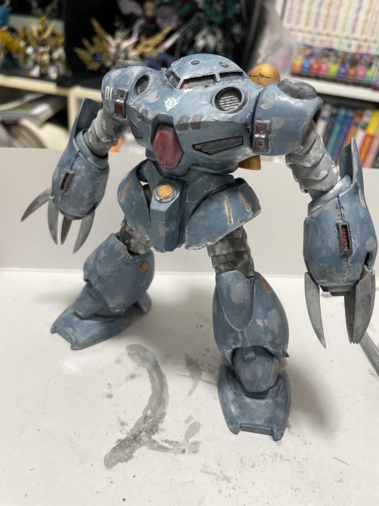 ウォッシング第二段階。ウェザリングカラーのマルチホワイトです。ズゴッグEは水陸両用とのことで、水中で戦うやつは塩が乾いたような表現をするためにマルチホワイトを使うと良いらしいというのをみてやってみました。