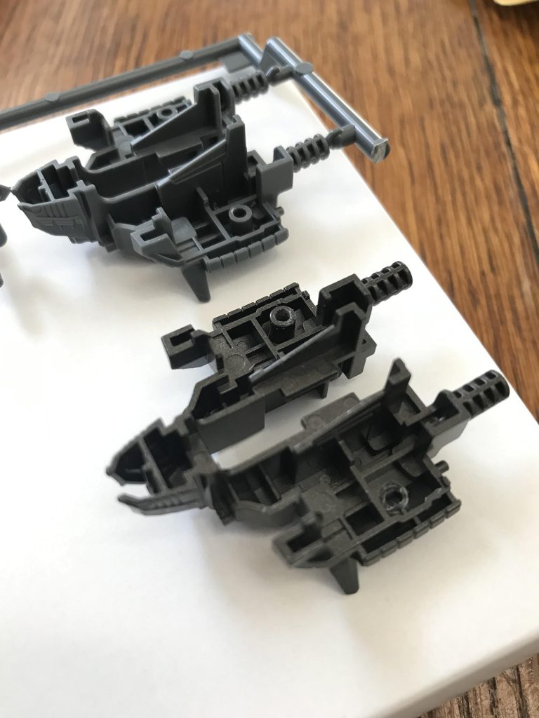 胸パーツの腕の取り付け軸は評判通りもろいです。画面手前のようにねじ切れたのでパーツ注文しました。