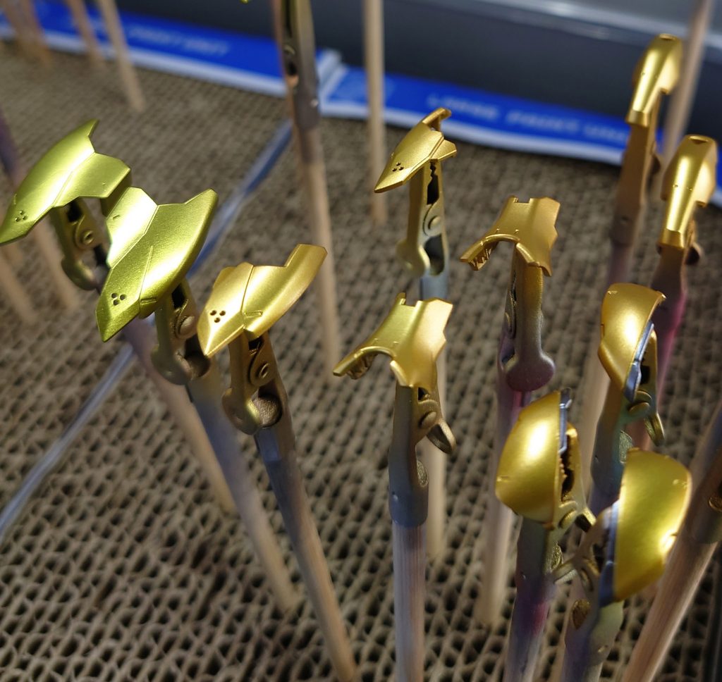 左の２つのパーツがグラデーション前、その他グラデーション後です