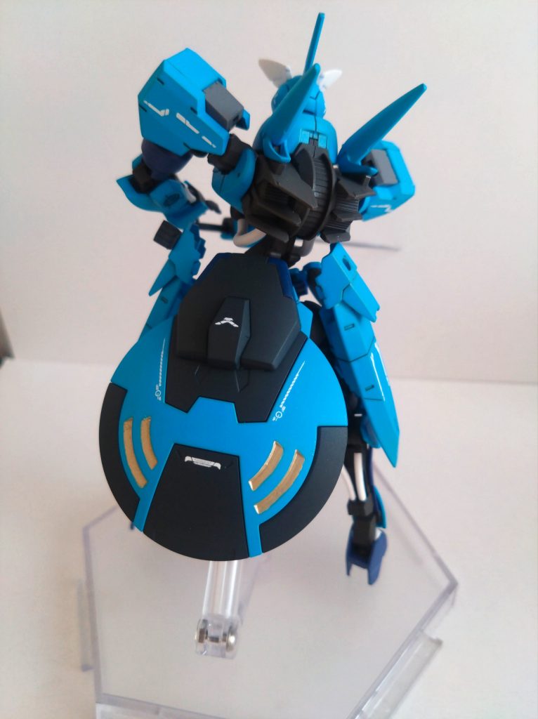 シールドは腰に装備して重心を落とし補助スラスターとしても使用可能