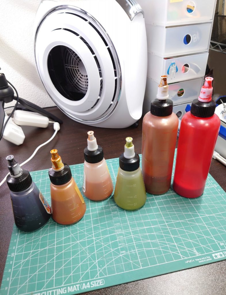 主に使用した塗料達です。全てガイアノーツでフレームメタリック、スターブライトゴールド、パールカッパー、プライマリーメタリックイエロー、EXゴールド、パールプレミアムレッドを組み合わせて塗装しました