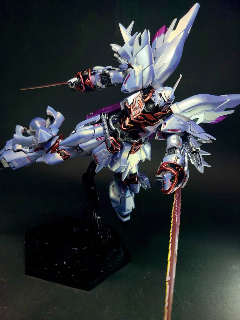 この装飾は「袖付き」の雑多な勢力の寄り合い所帯をまとめる意匠であると同時に、シナンジュや親衛隊機、その他のエース機の当該部分にはガンダリウム系の新合金が採用され、一般機より装甲が強化されている[8]と設定されている。性能面でも、操縦者であるフル・フロンタルの操縦技術に合わせた操縦系統の改良や、更なる推力の強化が行われた。これらの「袖付き」独自の強化改修も相まって、MS単体の戦闘能力はユニコーンガンダムと互角にまで引き上げられ、フロンタルの卓越した技量を体現する性能を実現するに至り、作中では単機で戦況を左右するほどの戦闘力を見せ、完成機であるユニコーンガンダムとも互角以上の戦いを繰り広げた。